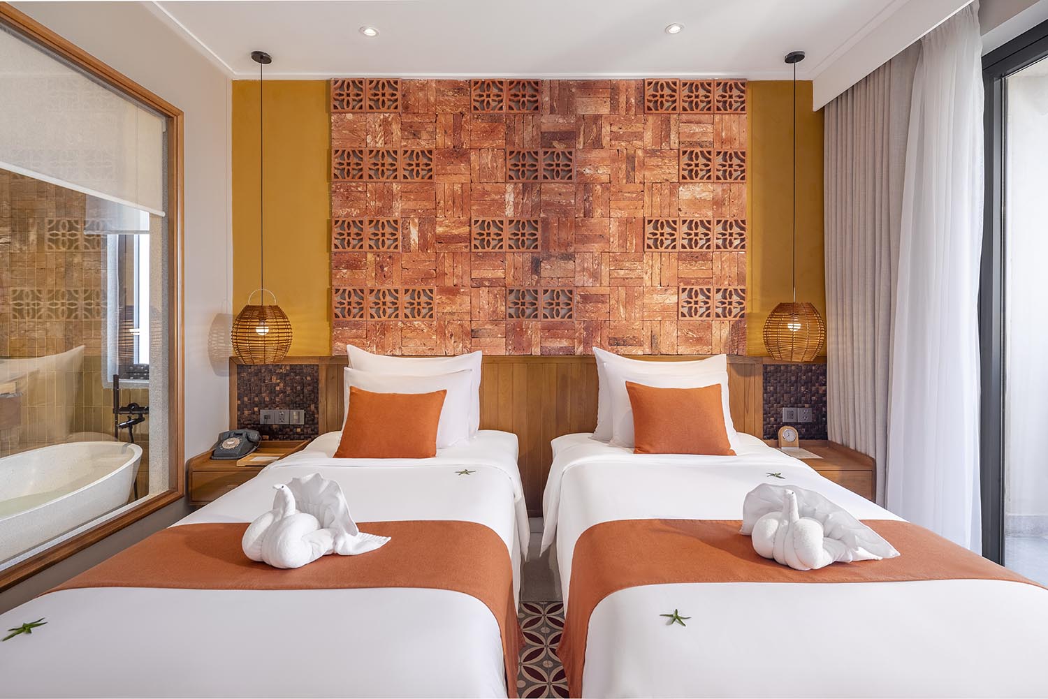 Connecting Room, 7